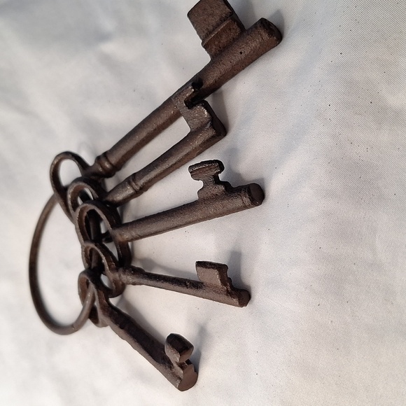 #AAR Rustic iron keys 5 keys on ring great decor piece - Picture 2 of 6